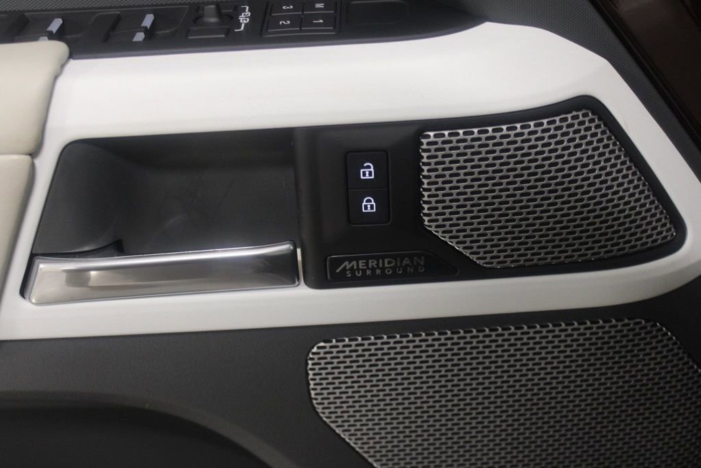 Used 2023 Land Rover Defender 130 SE image 19