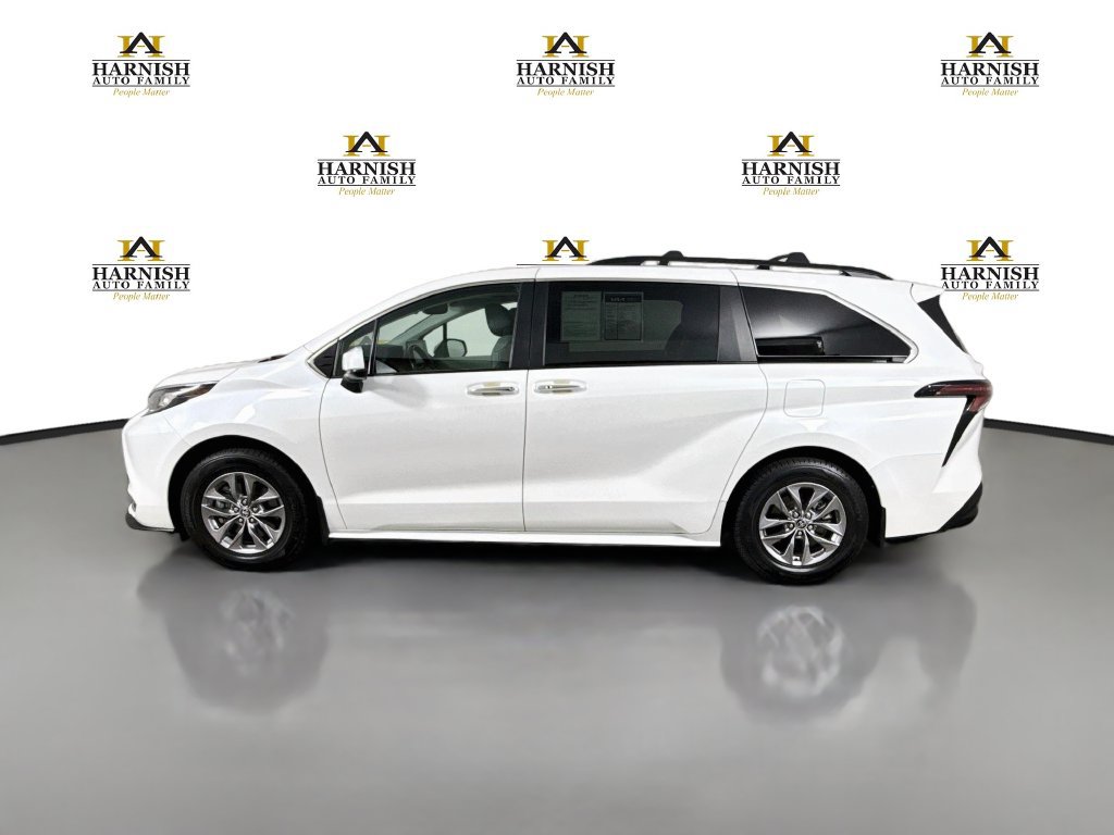 Used 2023 Toyota Sienna XLE AWD/4WD image 4