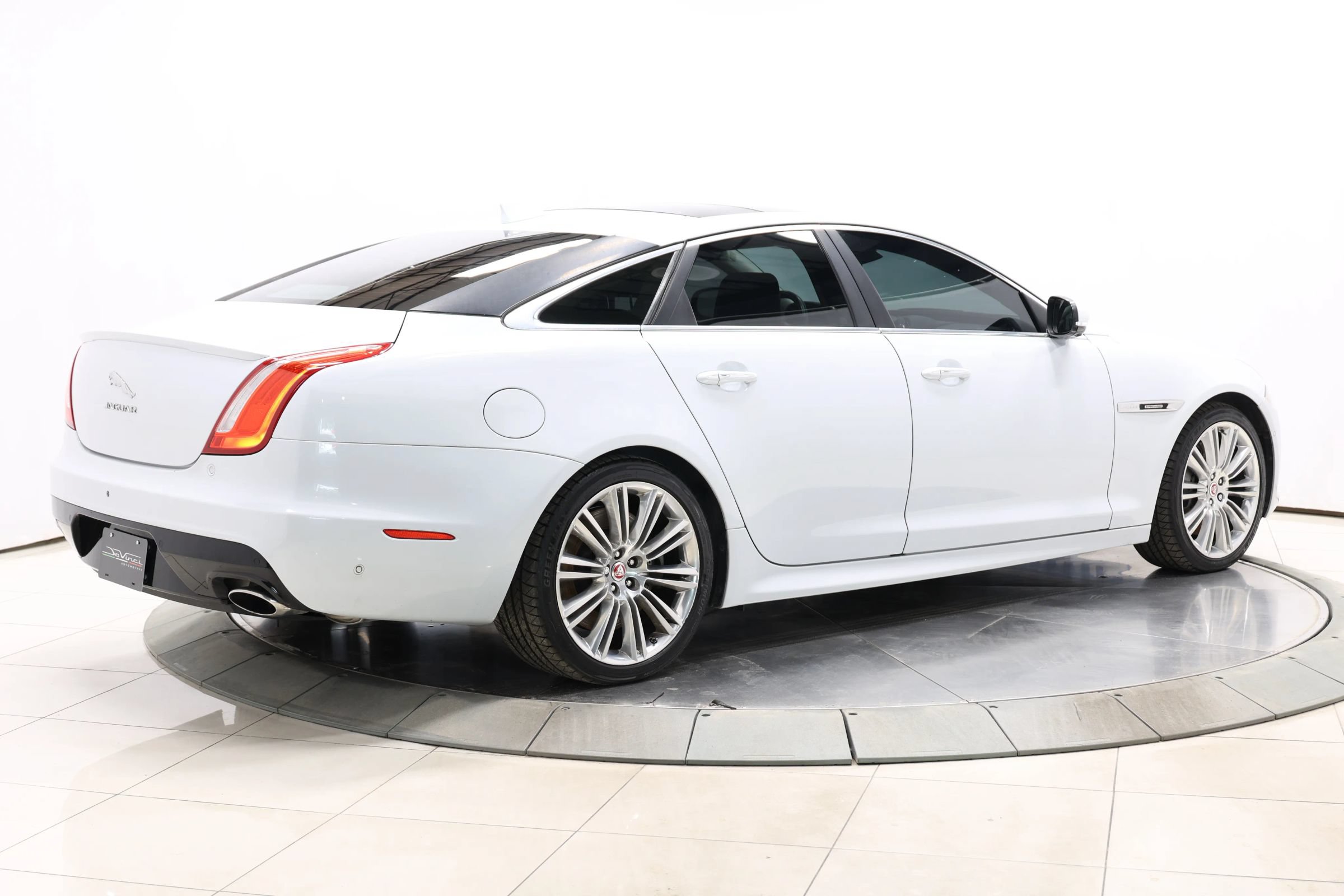 Used 2017 Jaguar XJ Supercharged RWD image 4