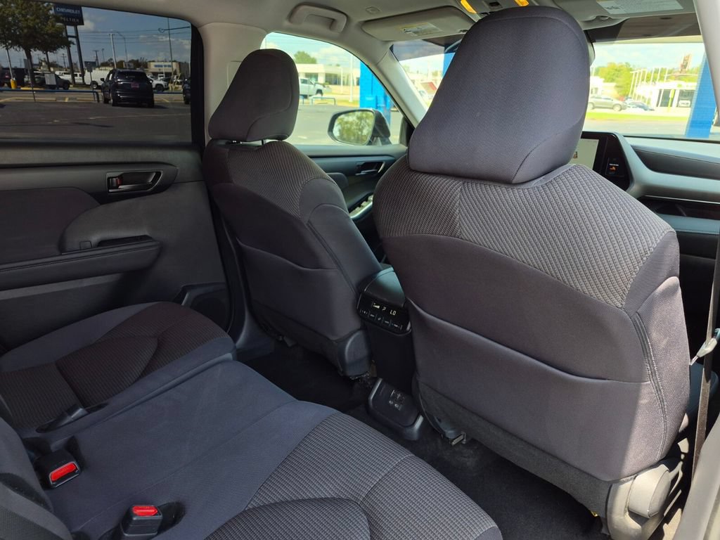 Used 2025 Toyota Highlander LE FWD image 15
