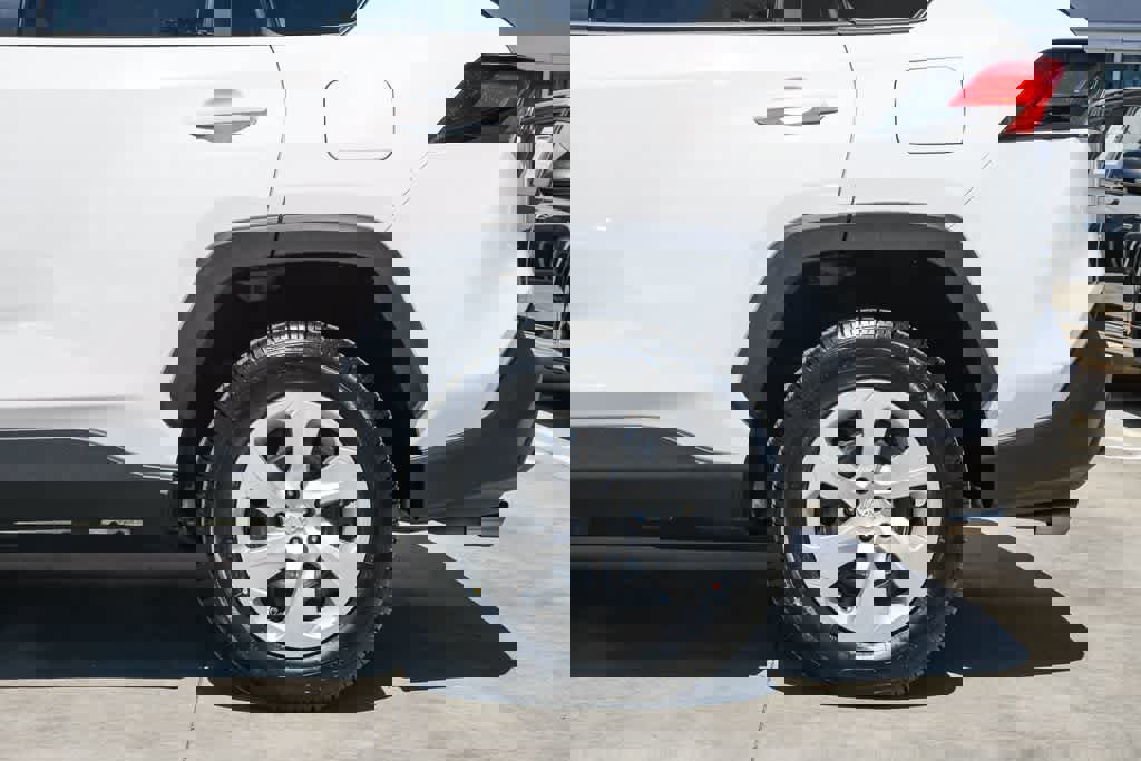 Used 2022 Toyota RAV4 LE FWD image 11