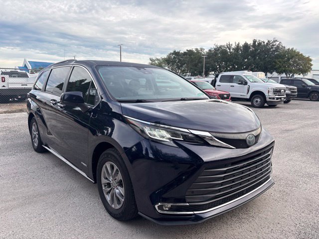Used 2021 Toyota Sienna XLE w/ XLE Plus Package FWD image 3