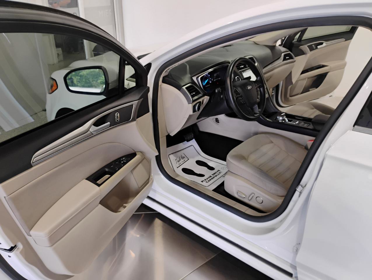 Used 2019 Ford Fusion SE image 15