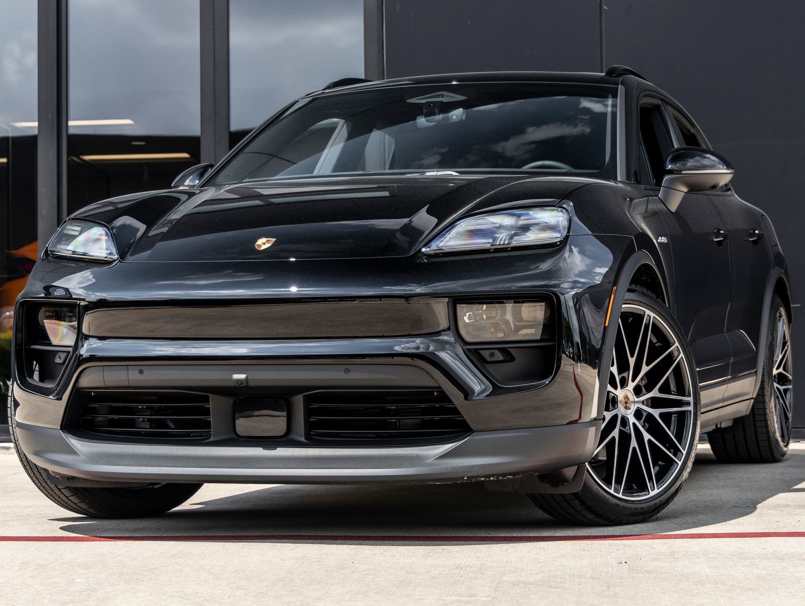 Certified 2025 Porsche Macan Electric image 1