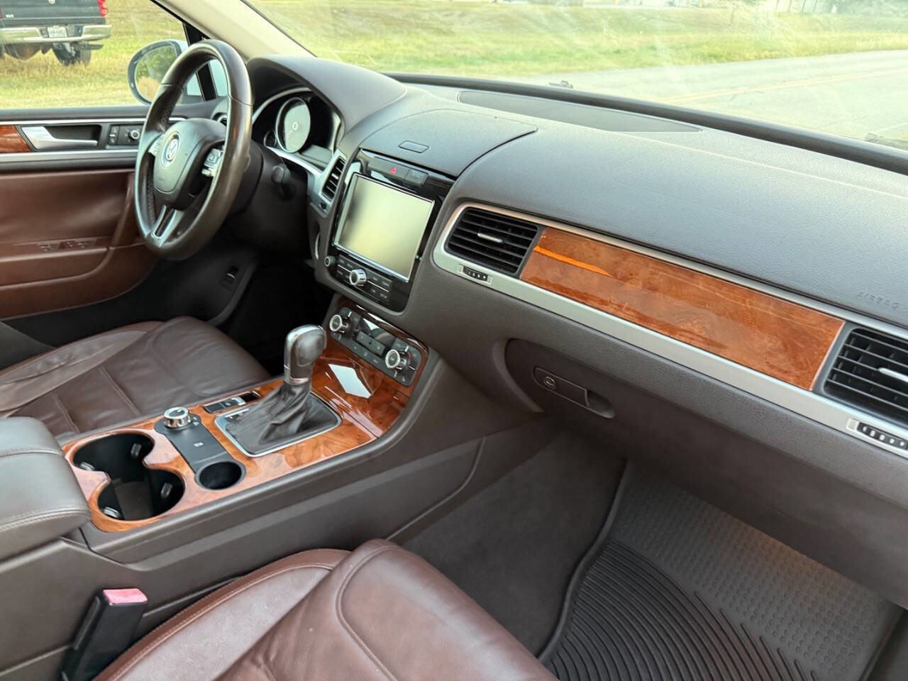 Used 2013 Volkswagen Touareg TDI image 36