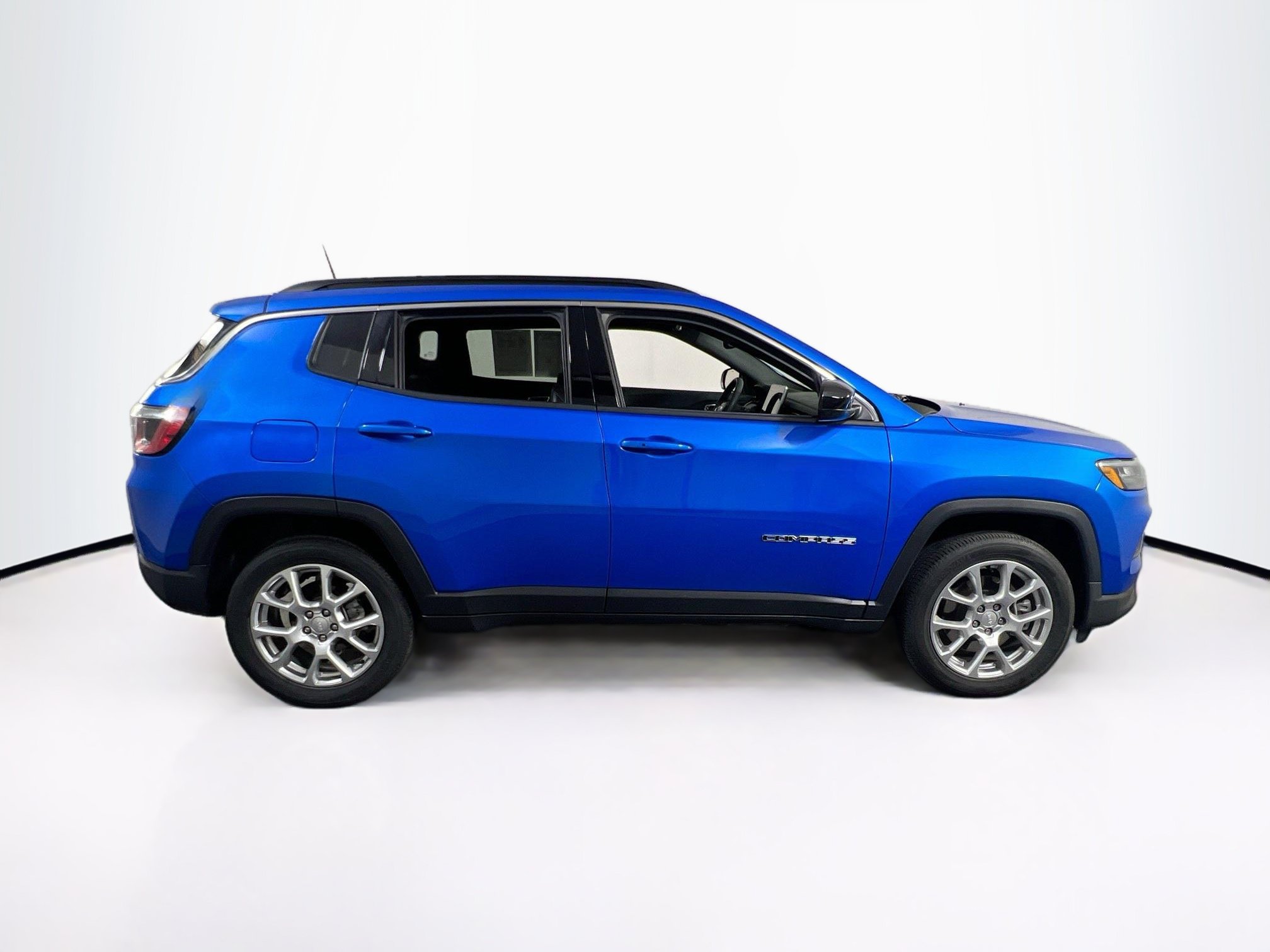 Used 2023 Jeep Compass Latitude AWD/4WD image 4