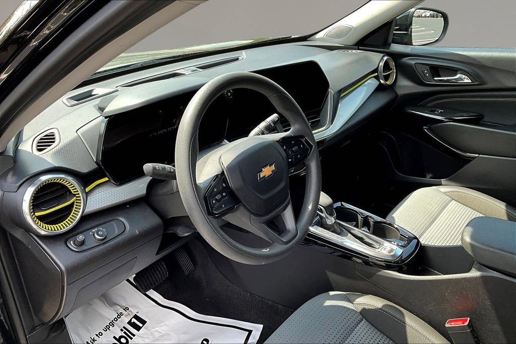 Used 2025 Chevrolet Trax LT FWD image 13