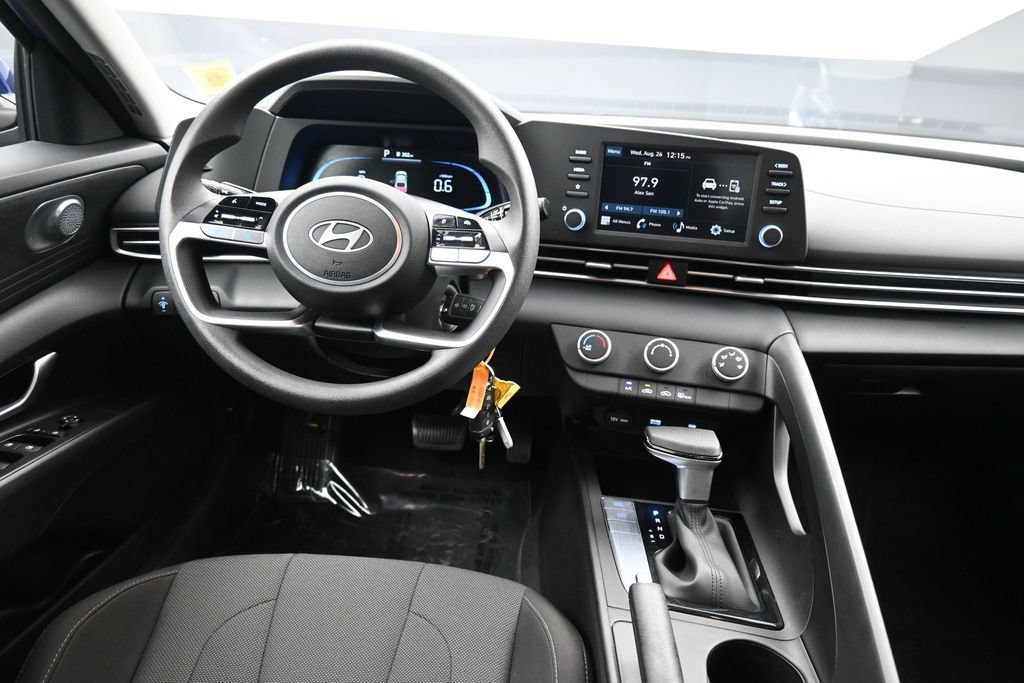 Certified 2025 Hyundai Elantra SE FWD image 19