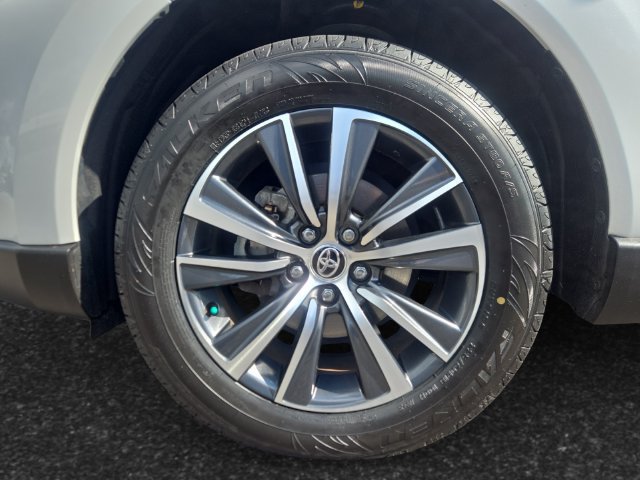 Certified 2024 Toyota Venza LE AWD/4WD image 4