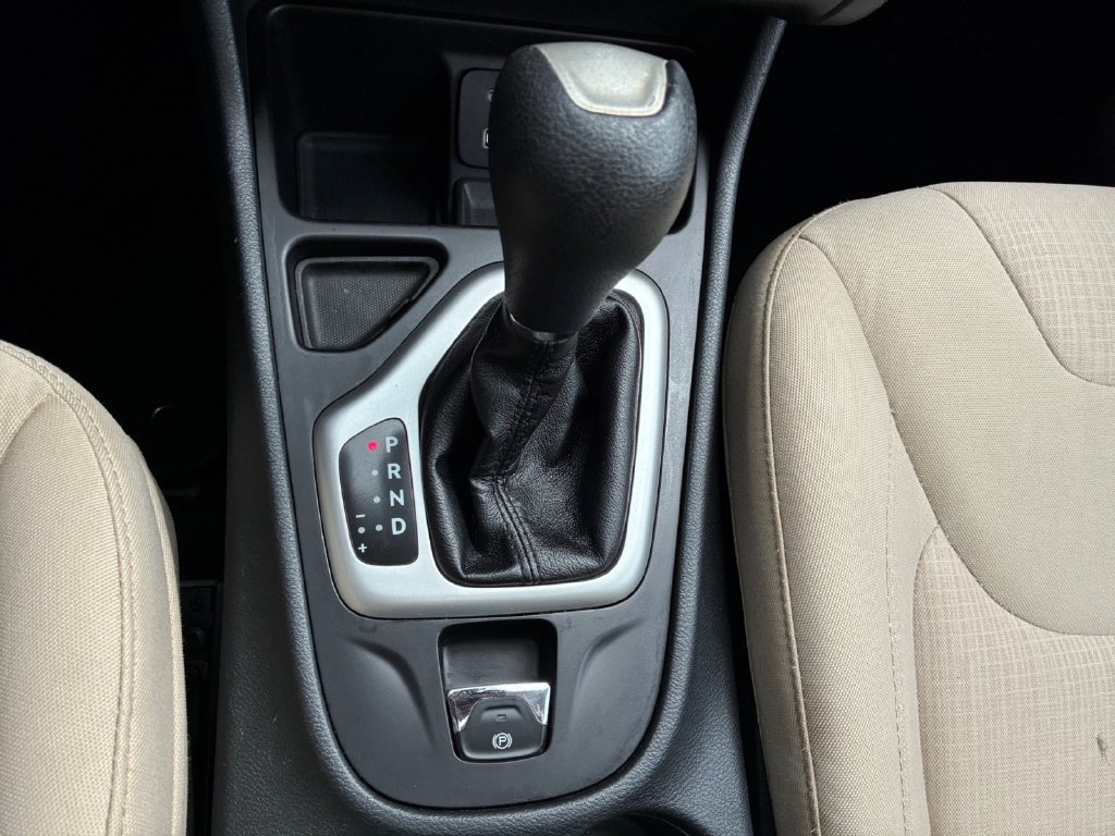 Used 2016 Jeep Cherokee Latitude w/ Comfort/Convenience Group FWD image 10