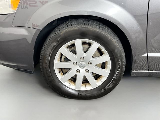 Used 2016 Chrysler Town & Country Touring FWD image 8