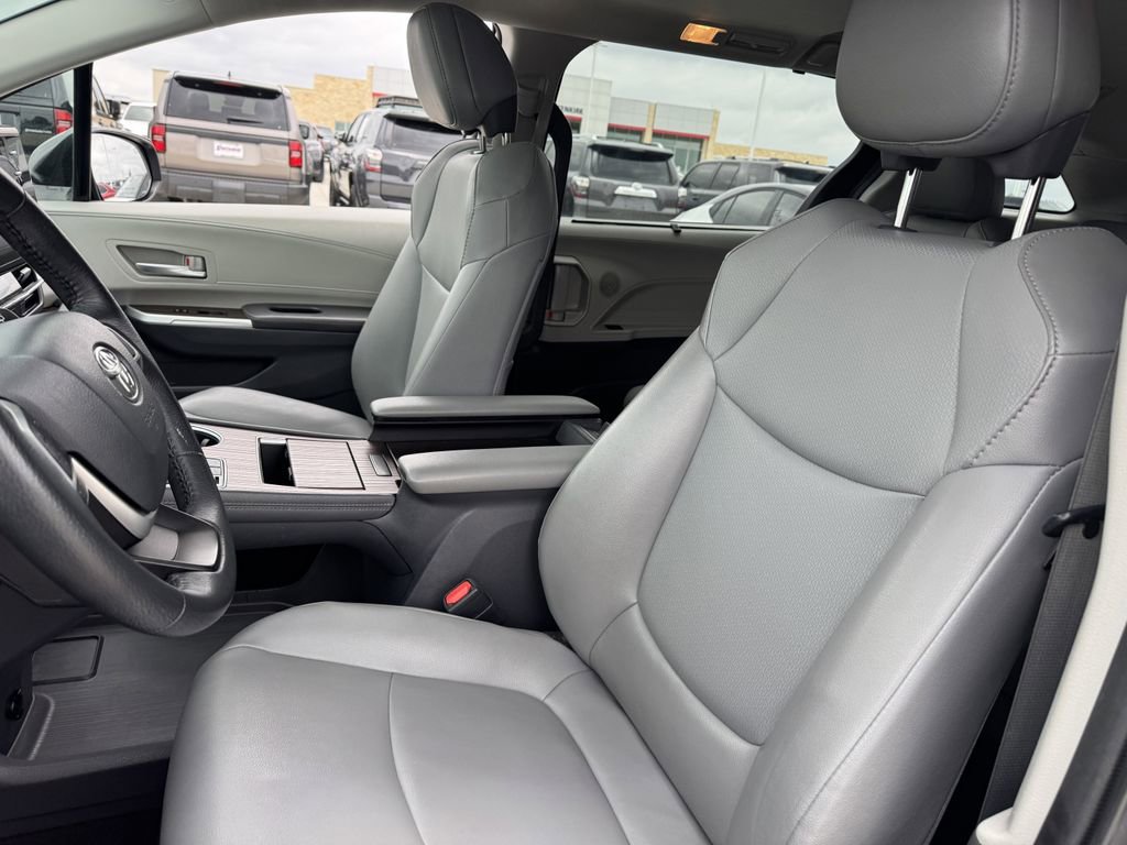 Used 2022 Toyota Sienna XLE FWD image 24