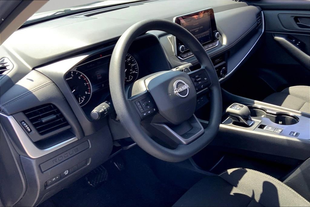 Used 2025 Nissan Rogue S image 12