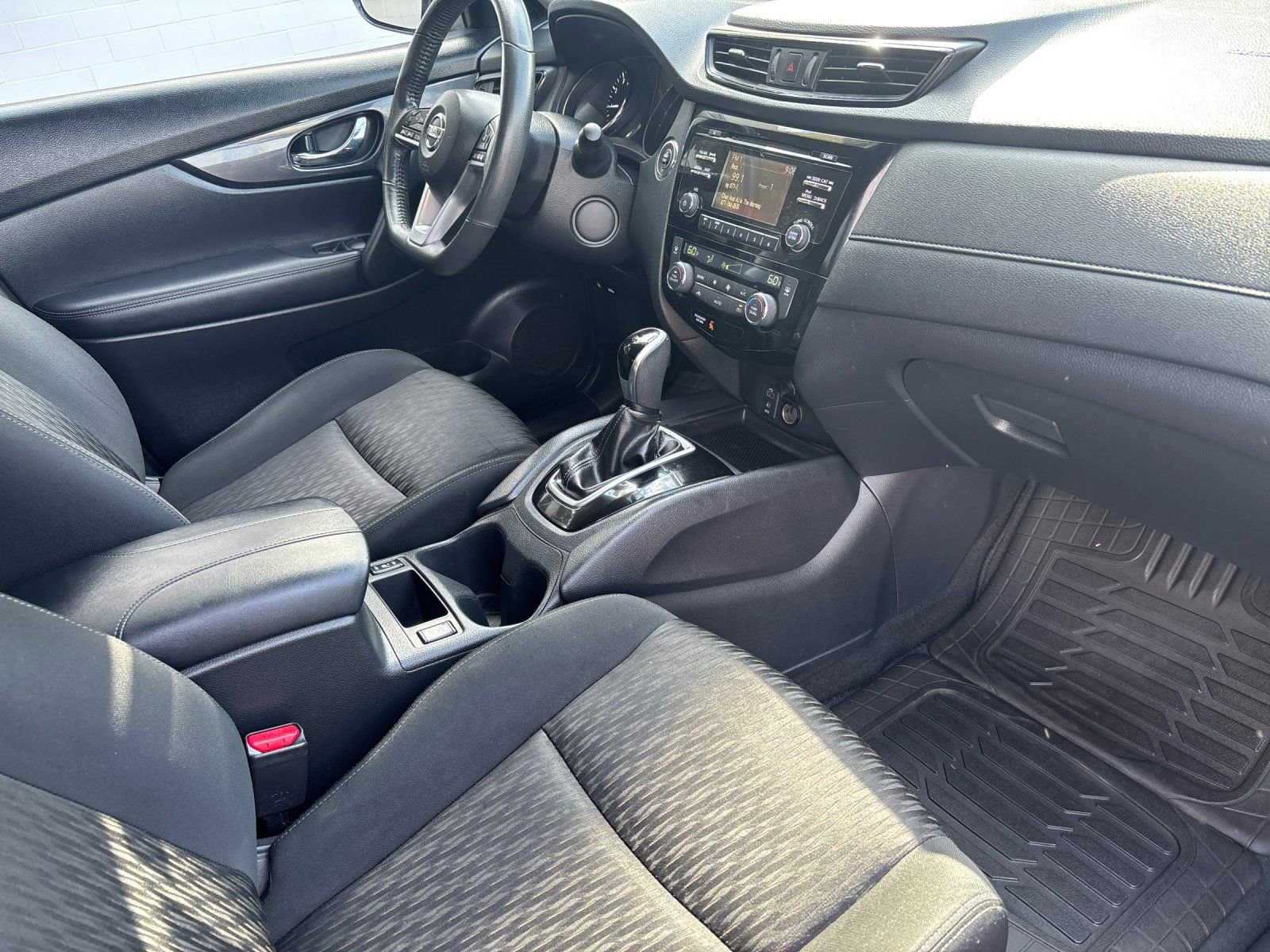 Used 2017 Nissan Rogue SV AWD/4WD image 17
