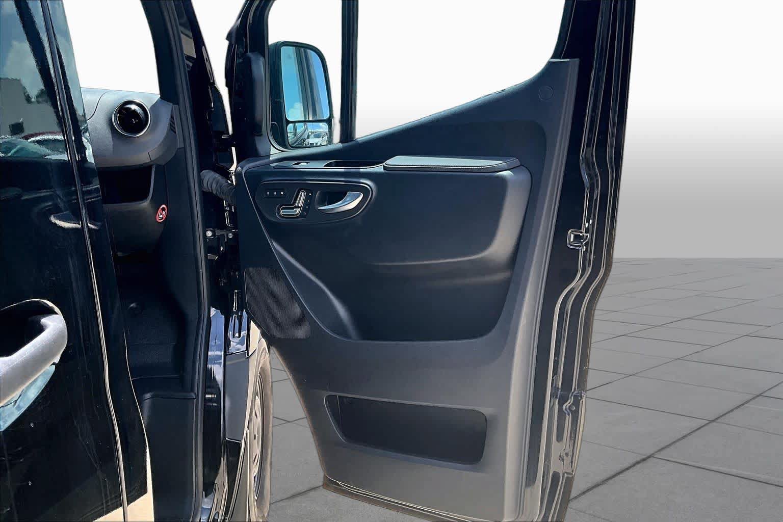 Used 2024 Mercedes-Benz Sprinter 2500 image 21