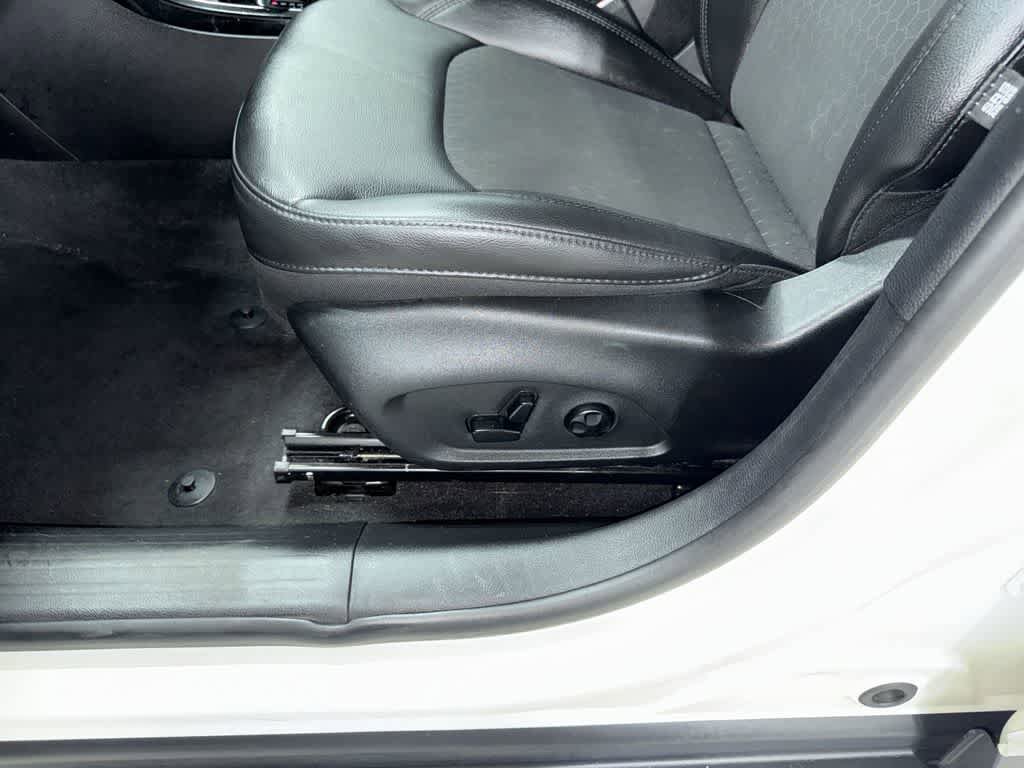 Used 2018 Jeep Compass Latitude AWD/4WD image 23
