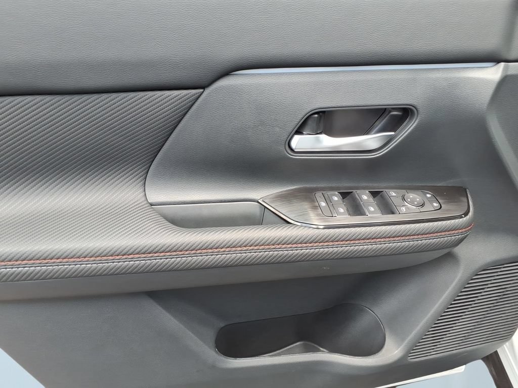 New 2026 Nissan Kicks SR w/ Cold Weather Package FWD image 13