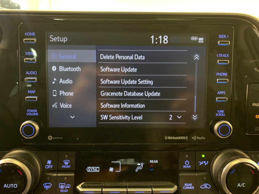 Used 2021 Toyota Highlander XLE AWD/4WD image 32