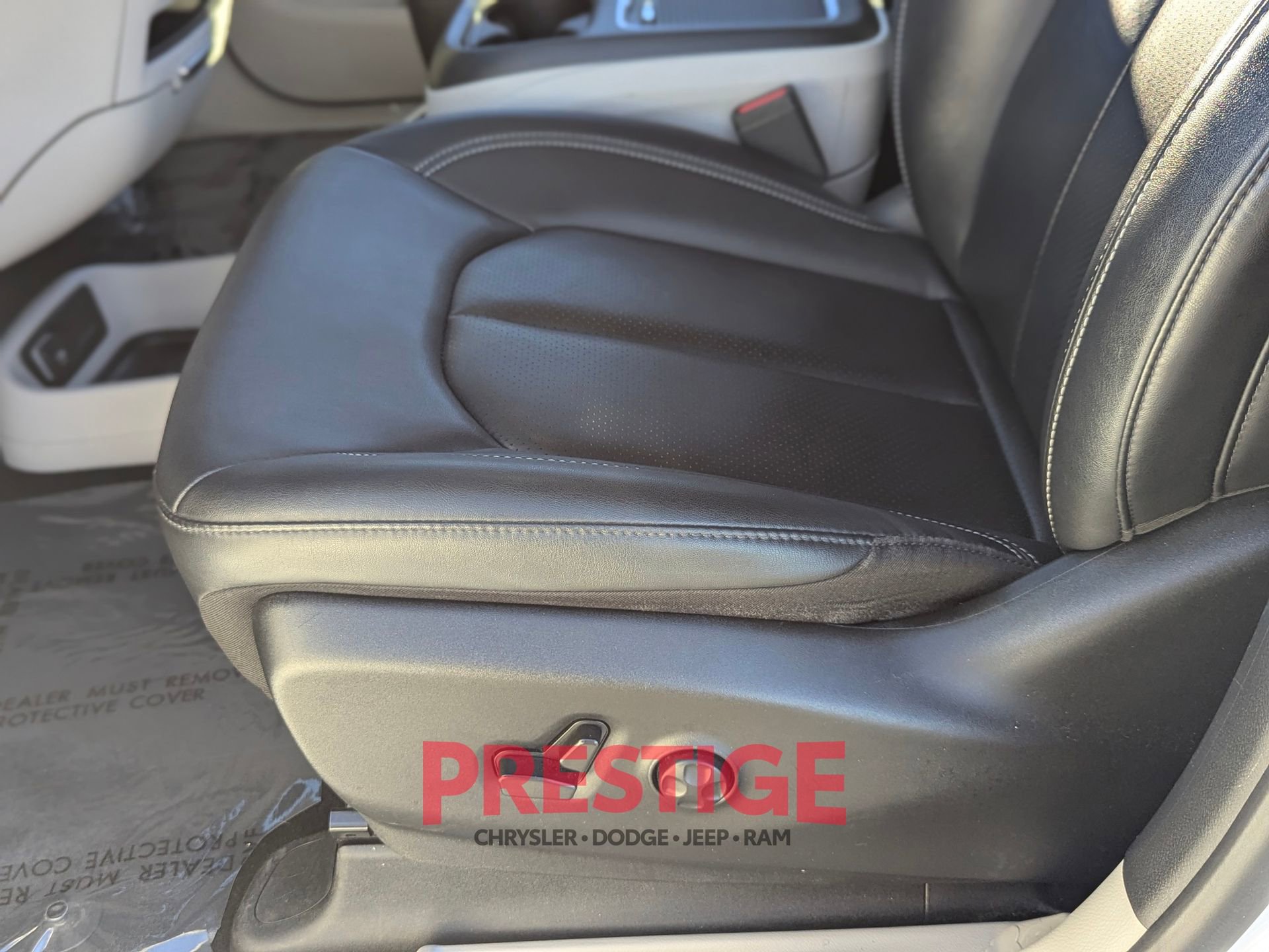 Used 2024 Chrysler Pacifica Touring-L image 27