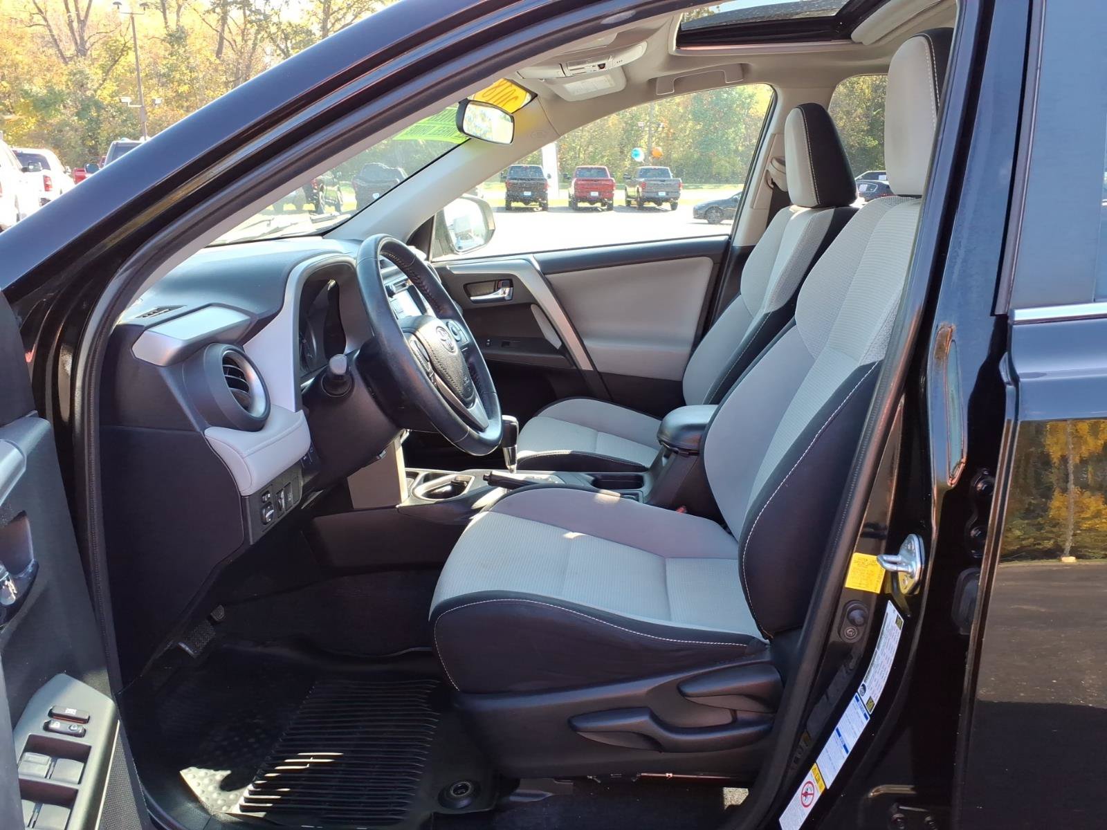 Used 2018 Toyota RAV4 XLE AWD/4WD image 13