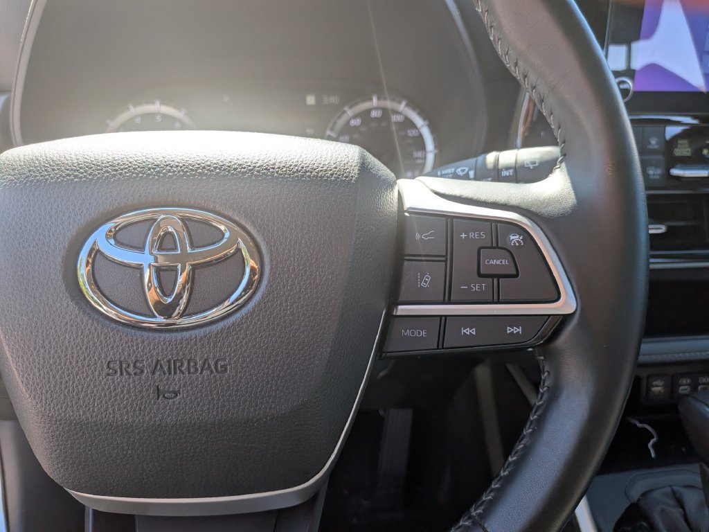 Used 2024 Toyota Highlander LE AWD/4WD image 16