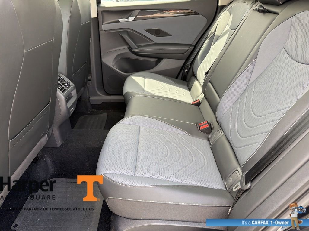 Used 2025 Volkswagen Tiguan SE w/ Panoramic Sunroof Package image 10