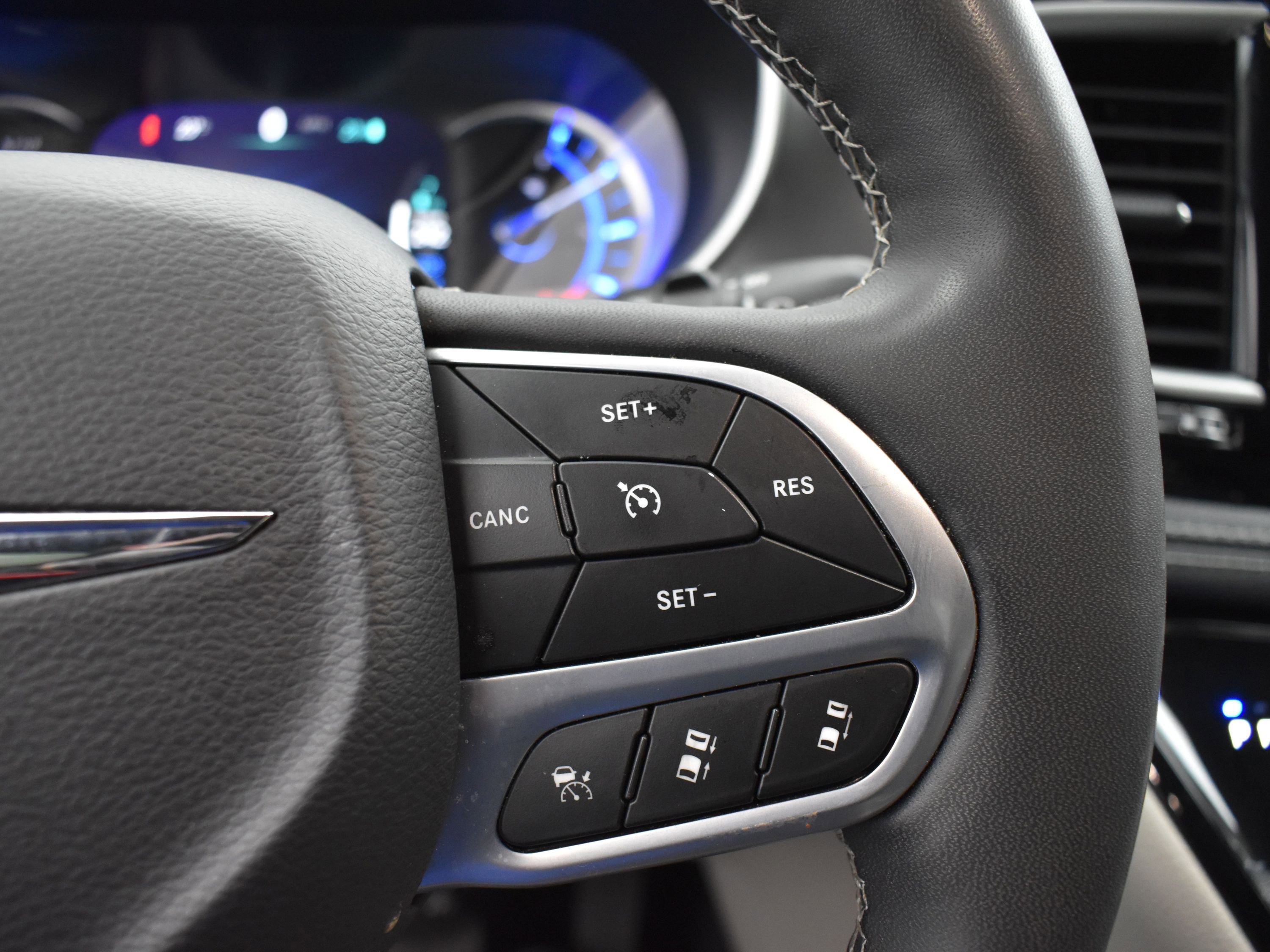 Used 2023 Chrysler Pacifica Touring-L image 11