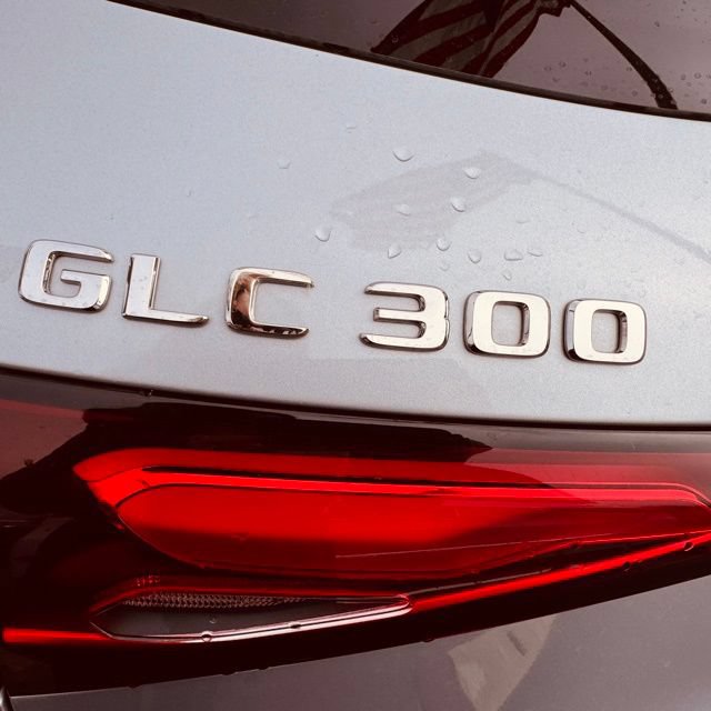 Used 2025 Mercedes-Benz GLC 300 4MATIC image 32
