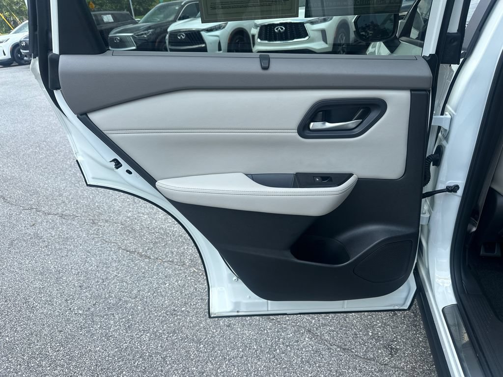 Used 2023 Nissan Rogue SV w/ SV Premium B Package FWD image 18