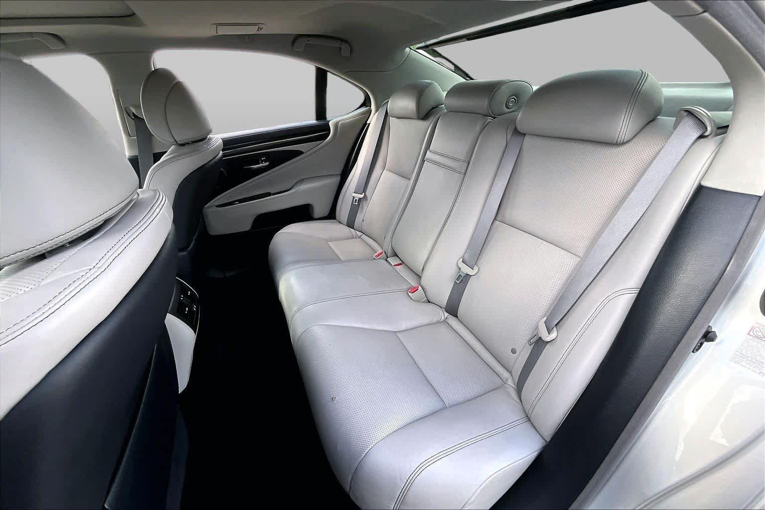 Used 2017 Lexus LS 460 w/ Comfort Package RWD image 18