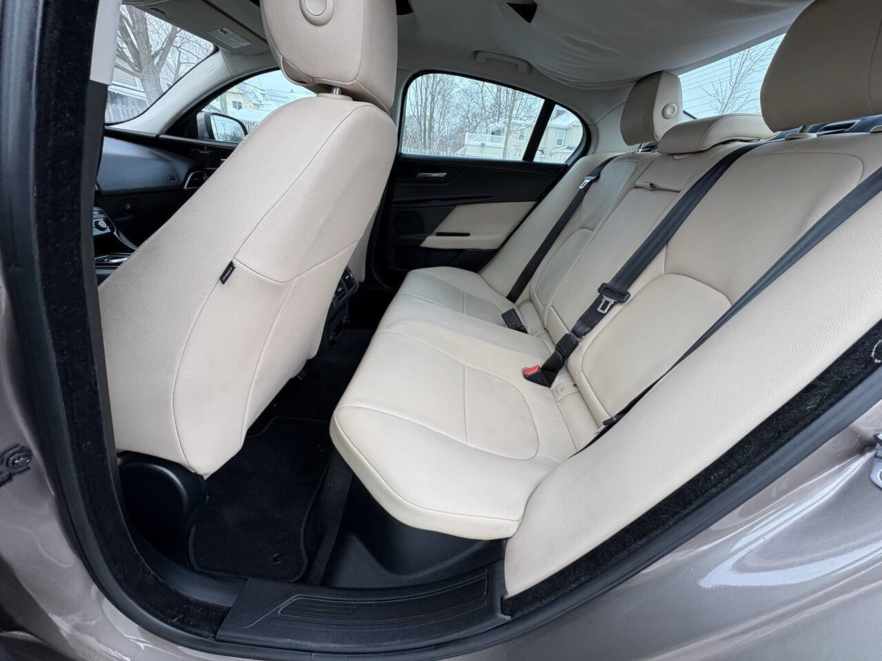 Used 2017 Jaguar XE Premium image 24