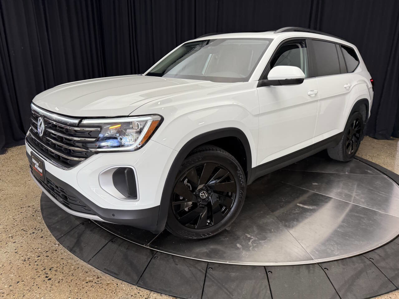 Used 2024 Volkswagen Atlas SE w/ Panoramic Sunroof Package image 2