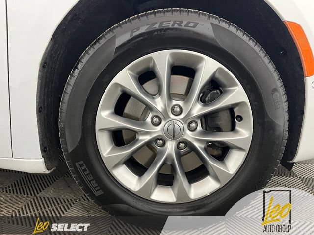 Used 2024 Chrysler Pacifica Touring-L AWD/4WD image 36