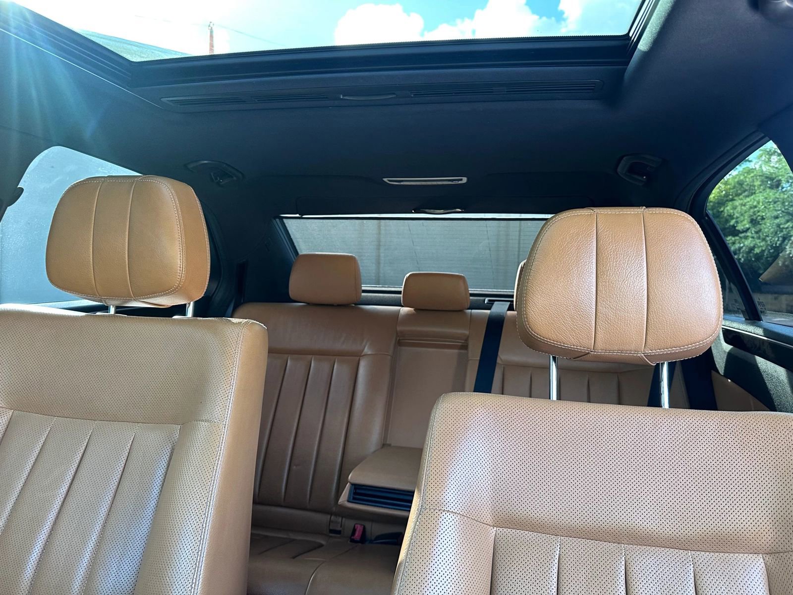 Used 2010 Mercedes-Benz E 550 4MATIC Sedan image 11