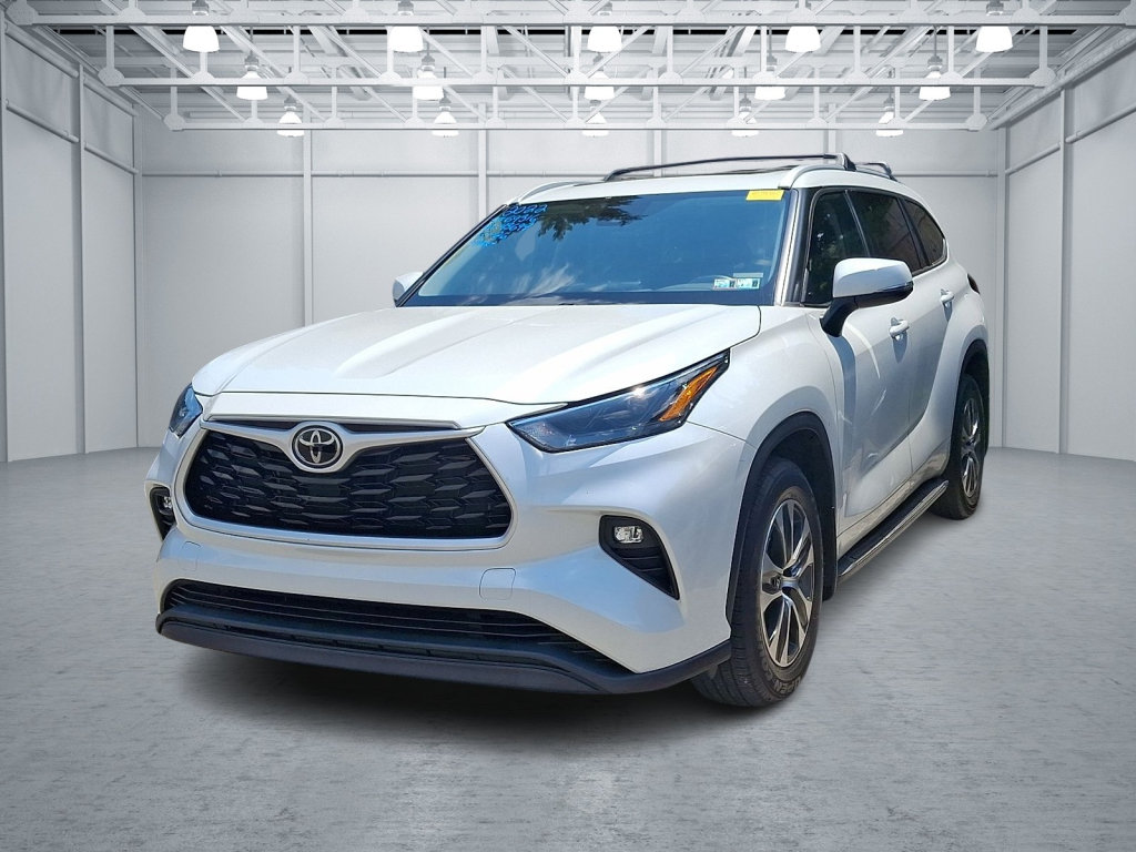 Used 2022 Toyota Highlander XLE AWD/4WD image 1