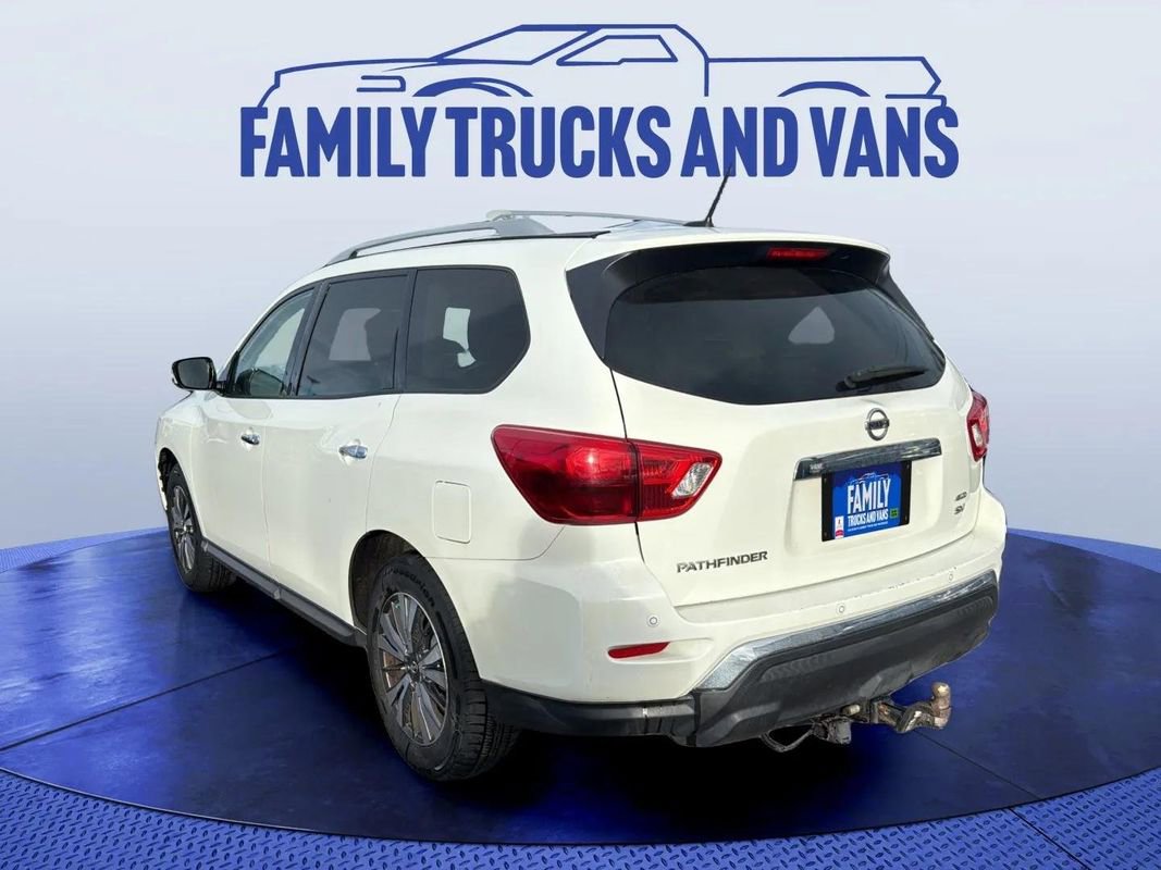 Used 2017 Nissan Pathfinder SV image 3
