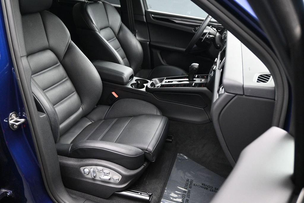 Used 2025 Porsche Macan AWD/4WD image 11