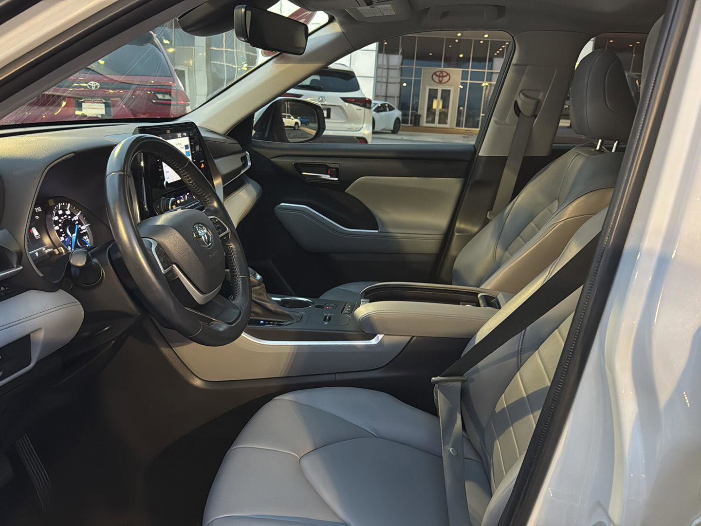 Used 2022 Toyota Highlander XLE image 9