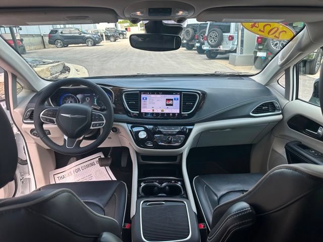Used 2024 Chrysler Pacifica Limited FWD image 12