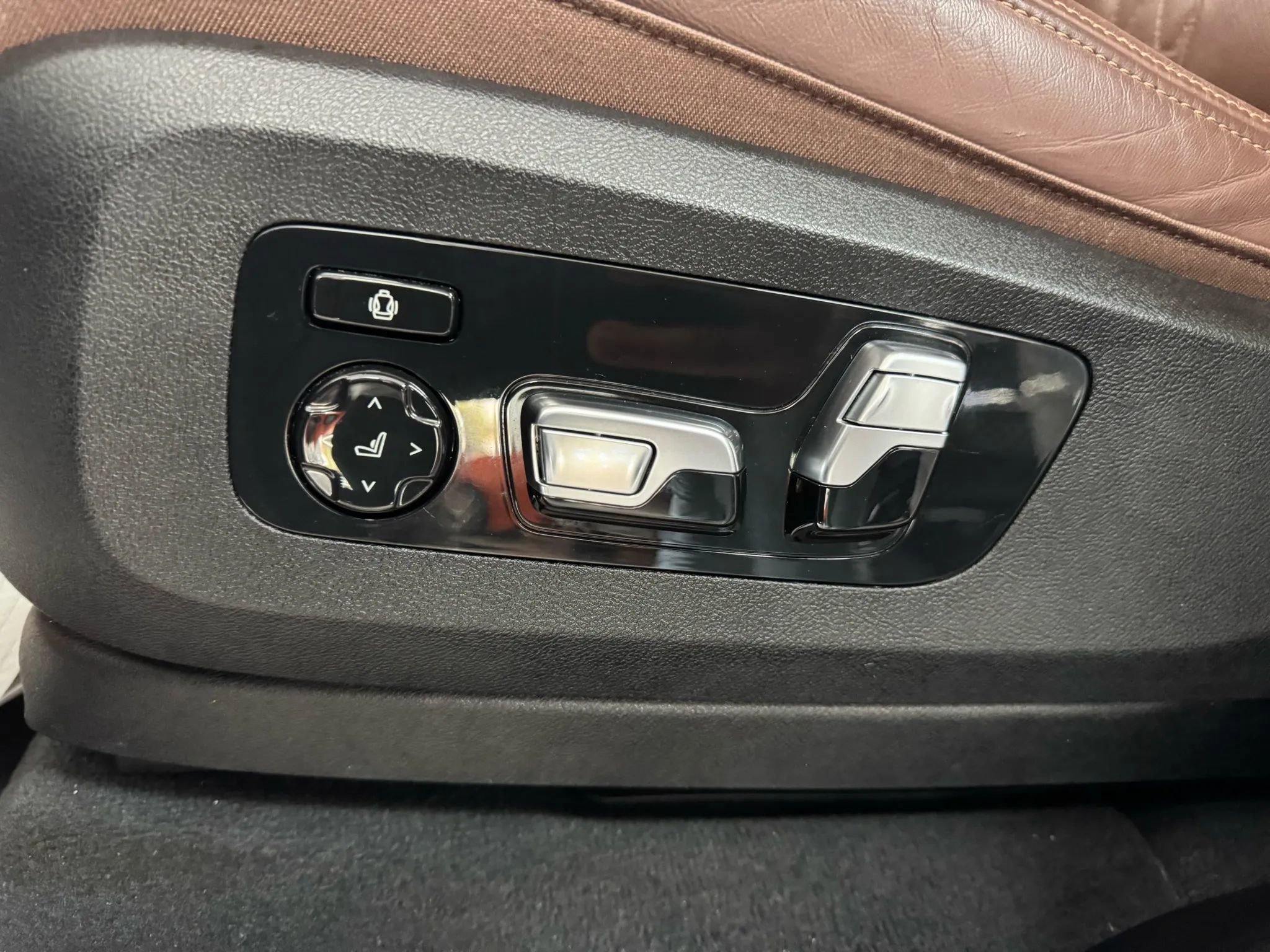 Used 2023 BMW X7 xDrive40i w/ Premium Package image 12