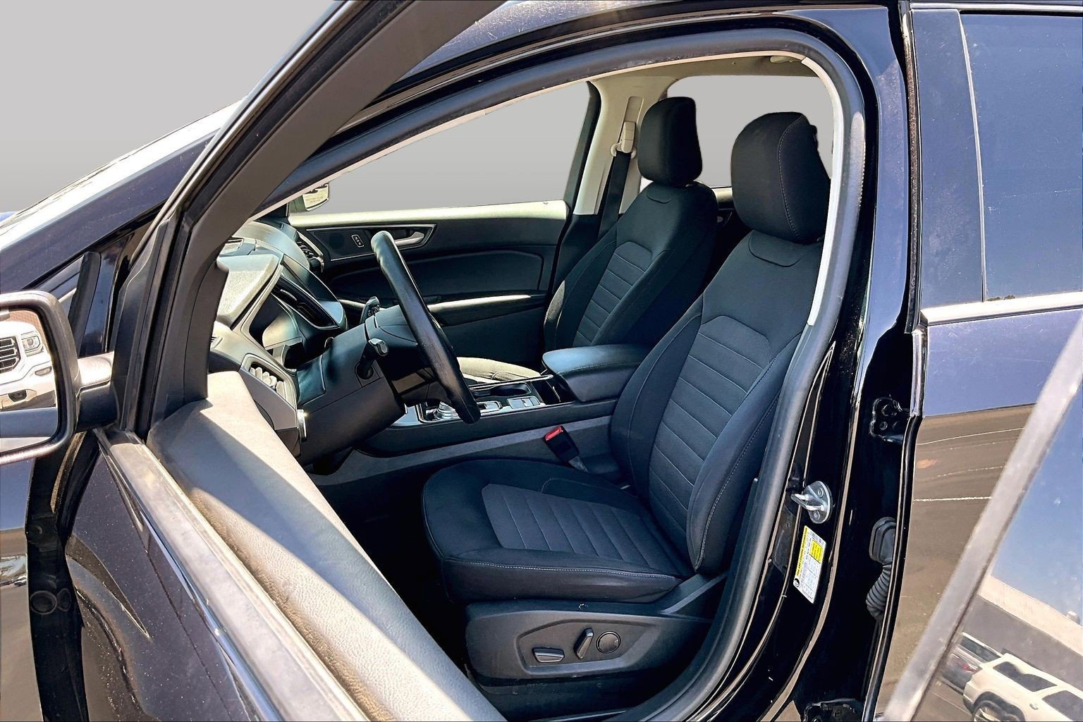 Used 2020 Ford Edge SE FWD image 23