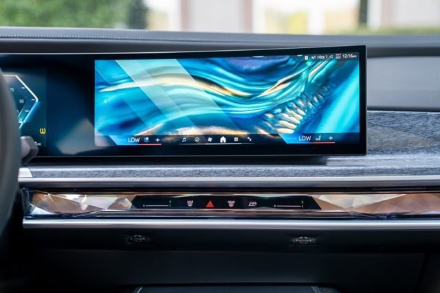 Used 2023 BMW i7 xDrive60 w/ Executive Package 2 image 34