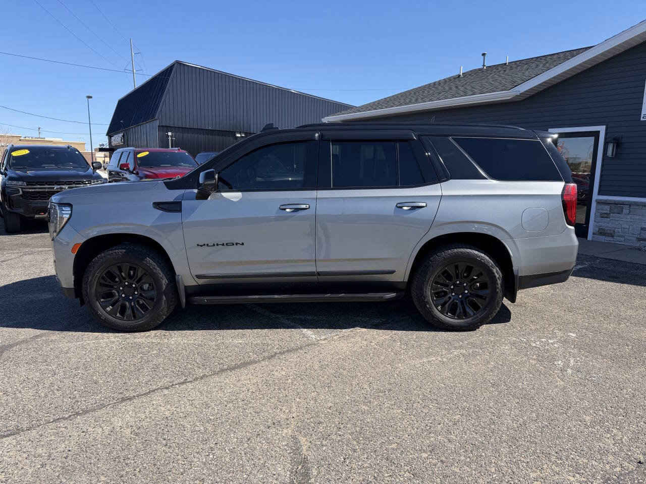 Used 2023 GMC Yukon SLT w/ SLT Luxury Package image 2