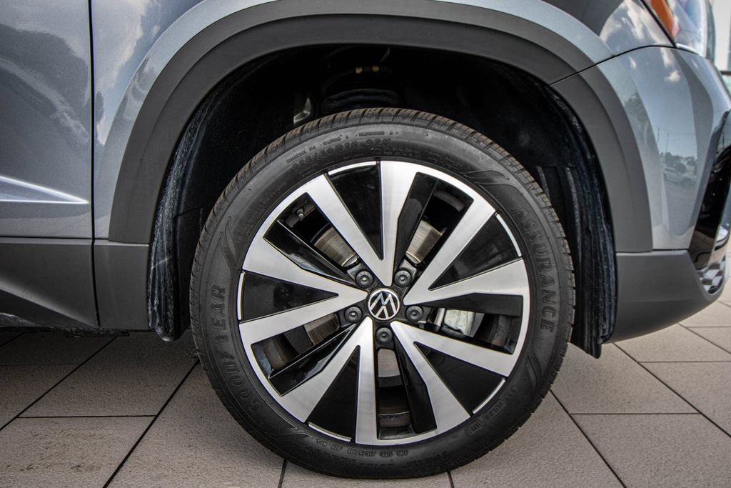 Certified 2023 Volkswagen Taos SE w/ Panoramic Sunroof Package FWD image 5