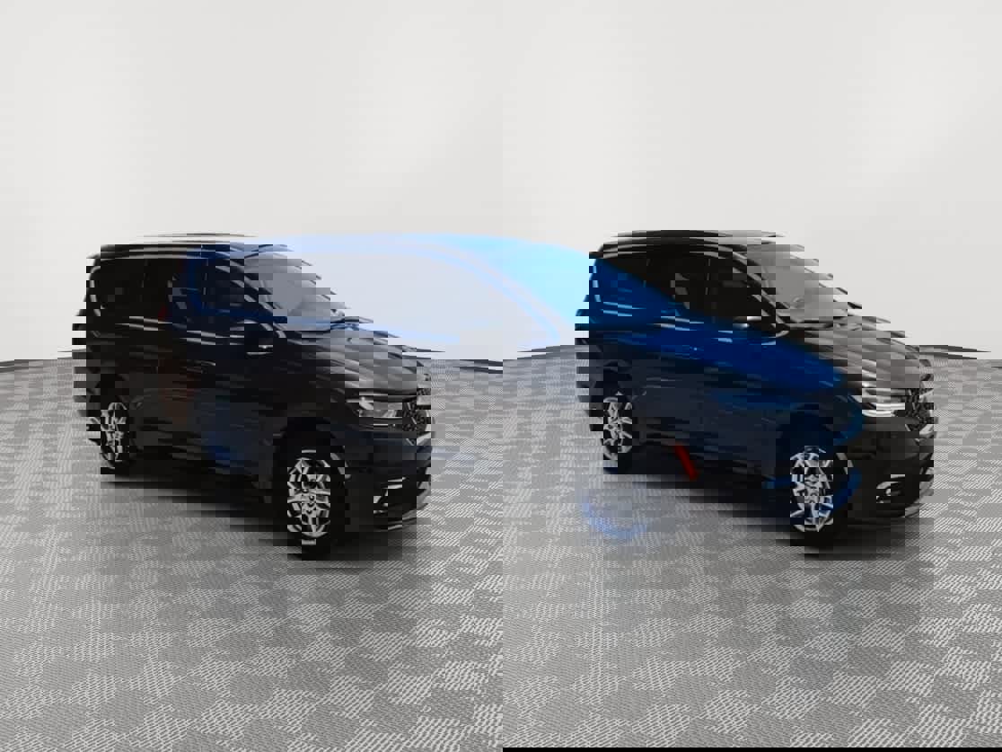 Used 2023 Chrysler Pacifica Touring-L image 2