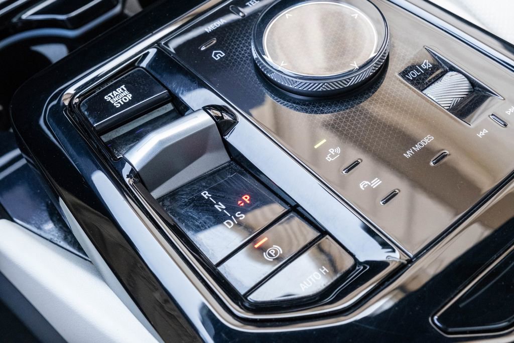 Used 2025 BMW 530i xDrive w/ Premium Package image 19