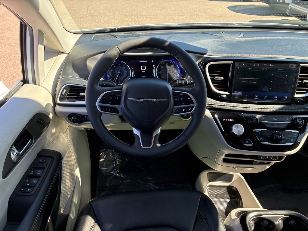 Used 2022 Chrysler Pacifica Touring-L image 15