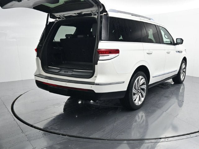 Used 2023 Lincoln Navigator Reserve AWD/4WD image 9