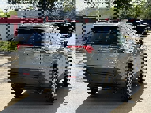 Used 2019 Toyota RAV4 XLE Premium image 4