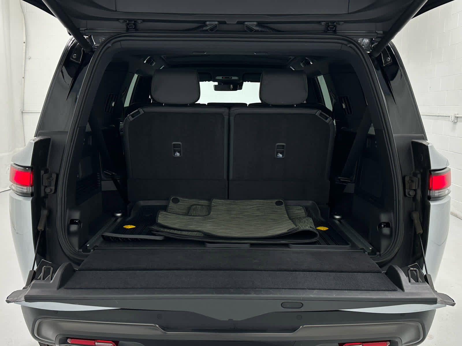 Used 2025 Rivian R1S Adventure image 43